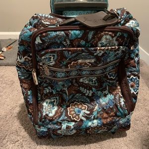 Like new Vera Bradley rolling carryon like new condition